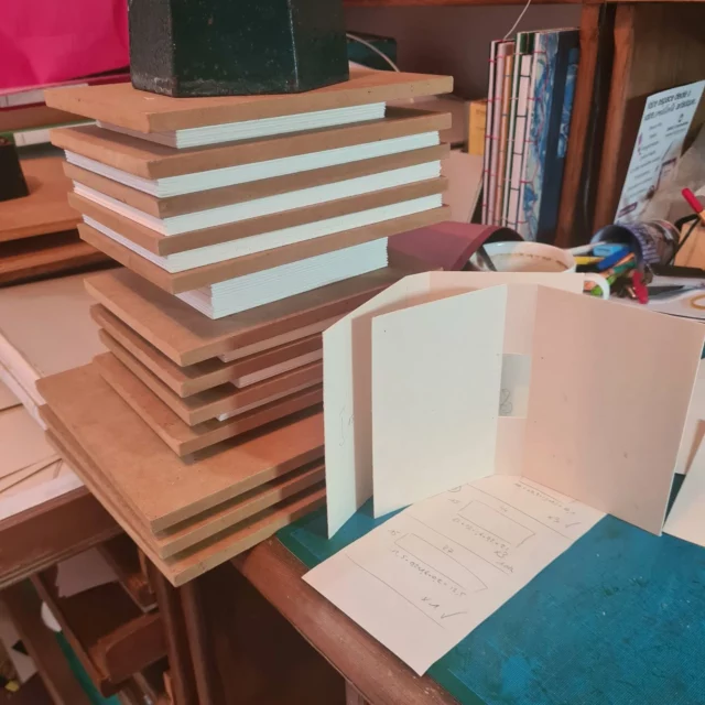 Carnets à dessin en cours de fabrication !! J'espère avoir fini mardi car j'ai rendez-vous chez @eliatelierpapier !! 
A bientôt 🥰